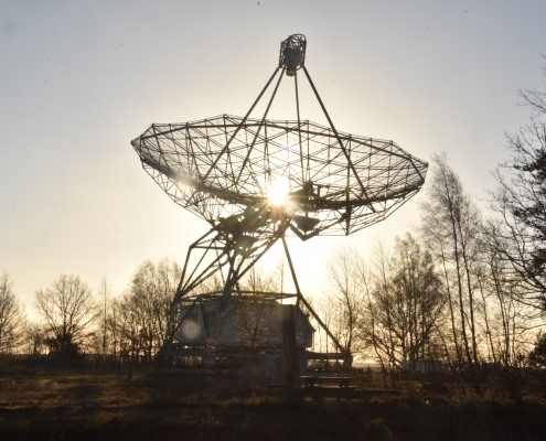 Radiotelescoop met zon