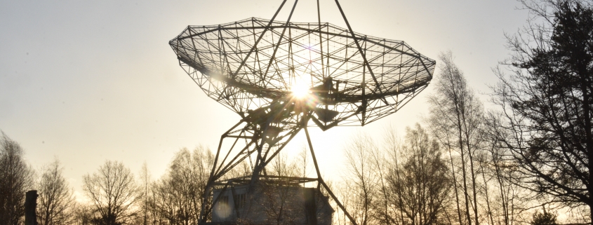 Radiotelescoop met zon